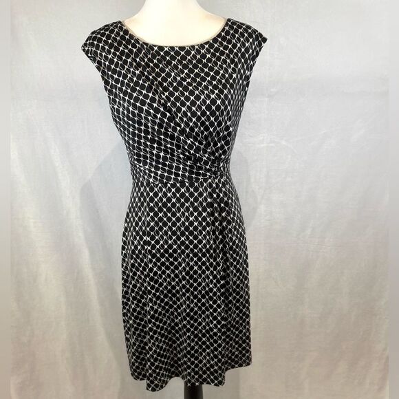 Gilli black and white geometric print pleated side sheath dress size medium - Picture 1 of 7